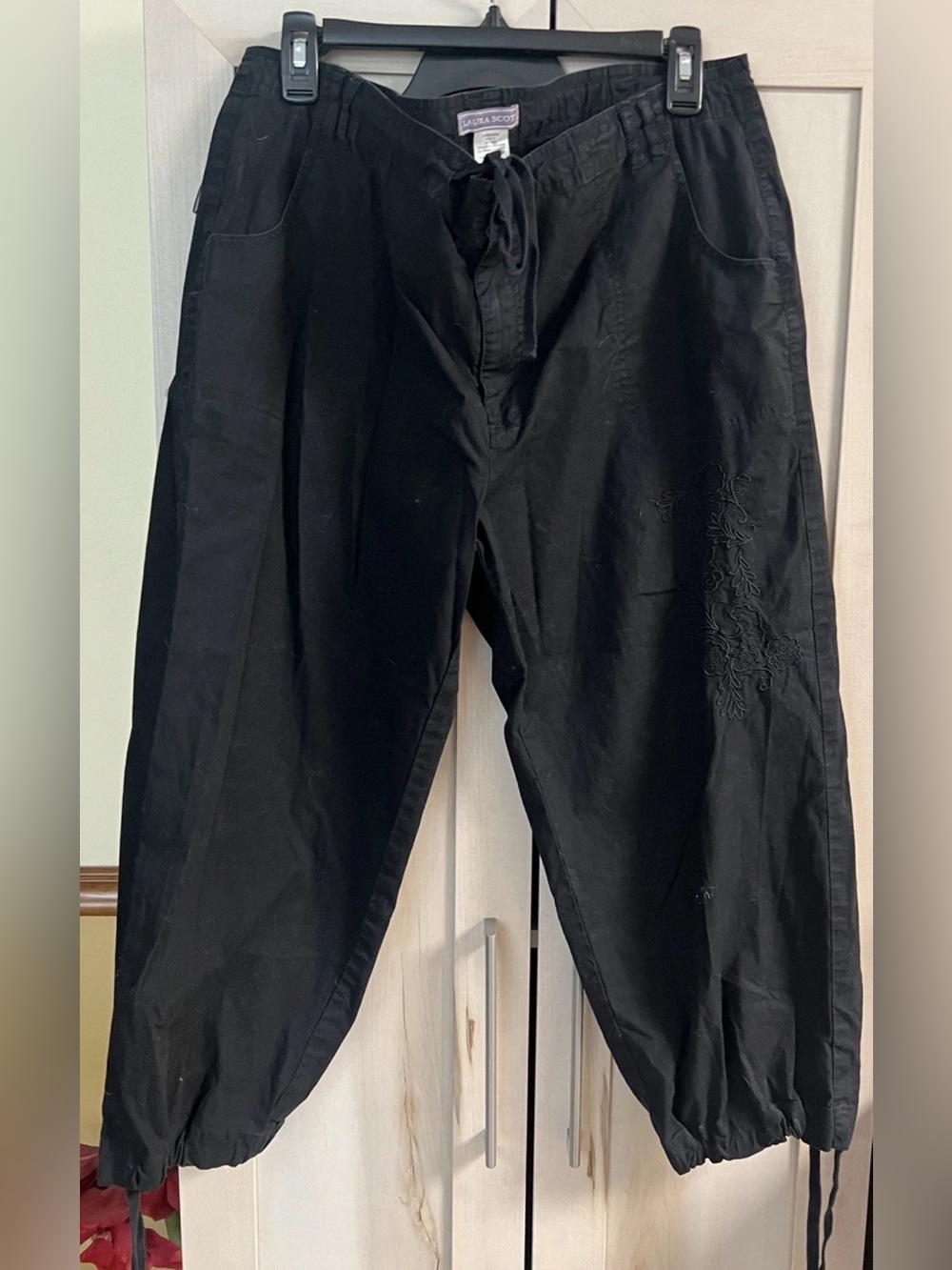 Ladies Size 16 - Black - Embroidered Capri - Cropped Casual By: Laura Scott